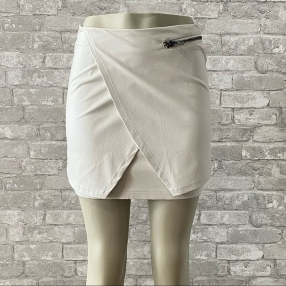 SOLD | NWT Le Chateau Ivory Faux Leather Mini Skirt - Picture 2 of 16